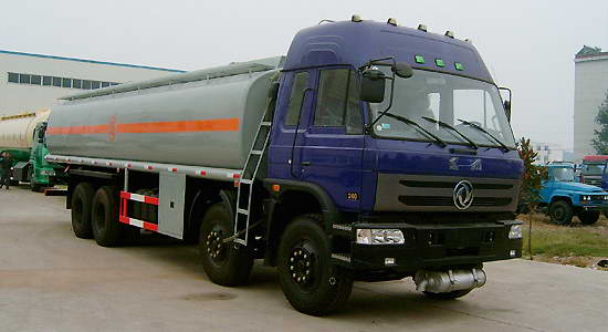 東風(fēng)高頂臥前四后八運(yùn)油車(chē)