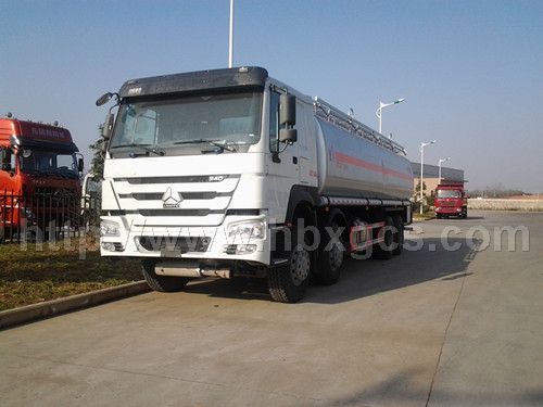 34方重汽HOWO前四后八油罐車(chē)